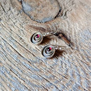 Petites boucles d&rsquo;oreilles grenat