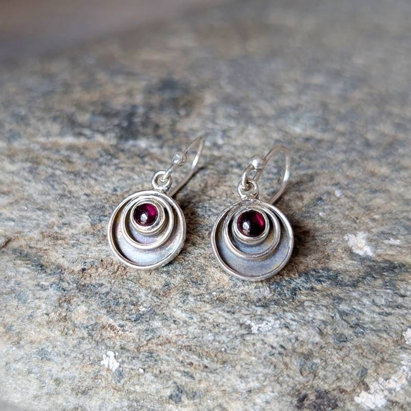 Petites boucles d’oreilles grenat – Image 6