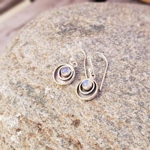 Petites boucles d&rsquo;oreilles pierre de lune