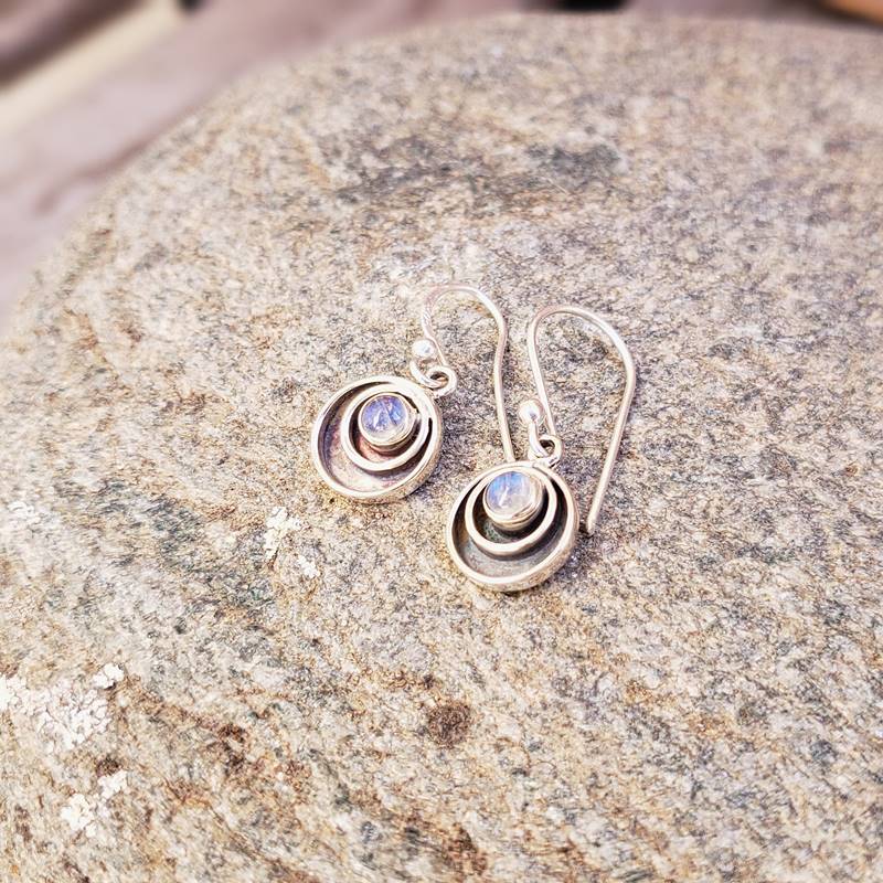 Petites boucles d’oreilles pierre de lune