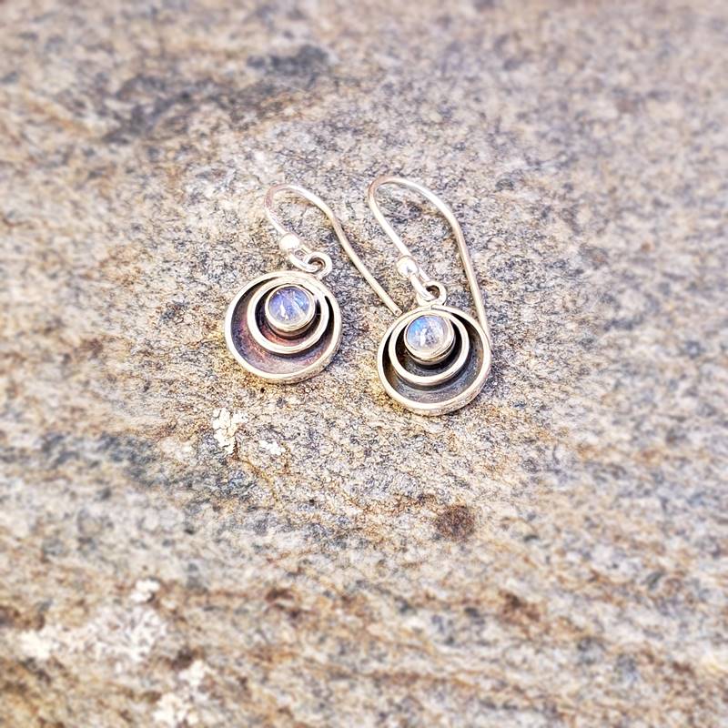 Petites boucles d’oreilles pierre de lune – Image 6