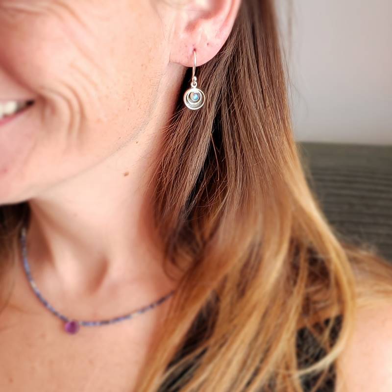Petites boucles d’oreilles pierre de lune – Image 3
