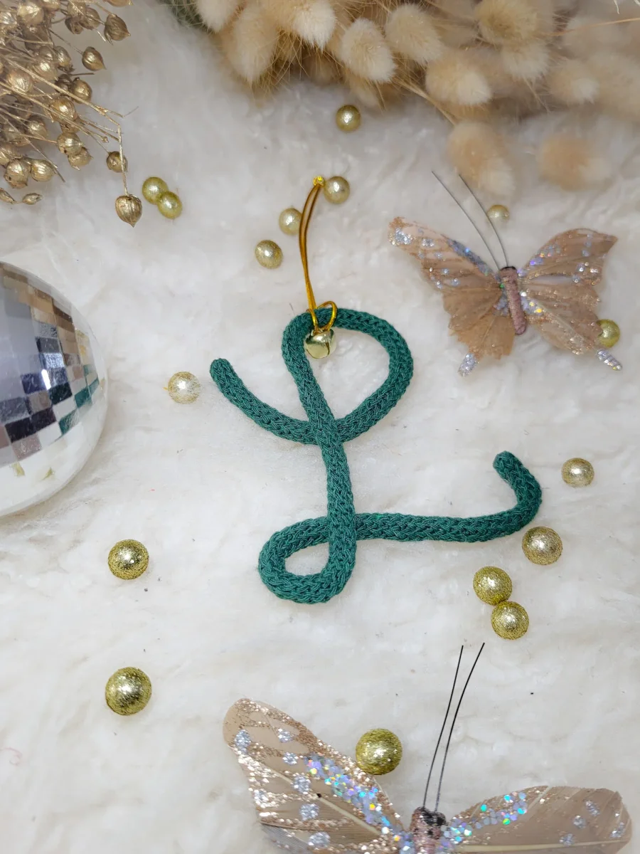 🎄 Décoration de Noël lettre tricotin personnalisée avec clochette dorée Un ornement poétique et fait main à Guérande pour un sapin unique et chaleureux – Image 9