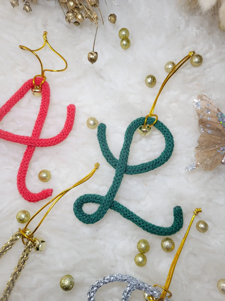 🎄 Décoration de Noël lettre tricotin personnalisée avec clochette dorée Un ornement poétique et fait main à Guérande pour un sapin unique et chaleureux – Image 6