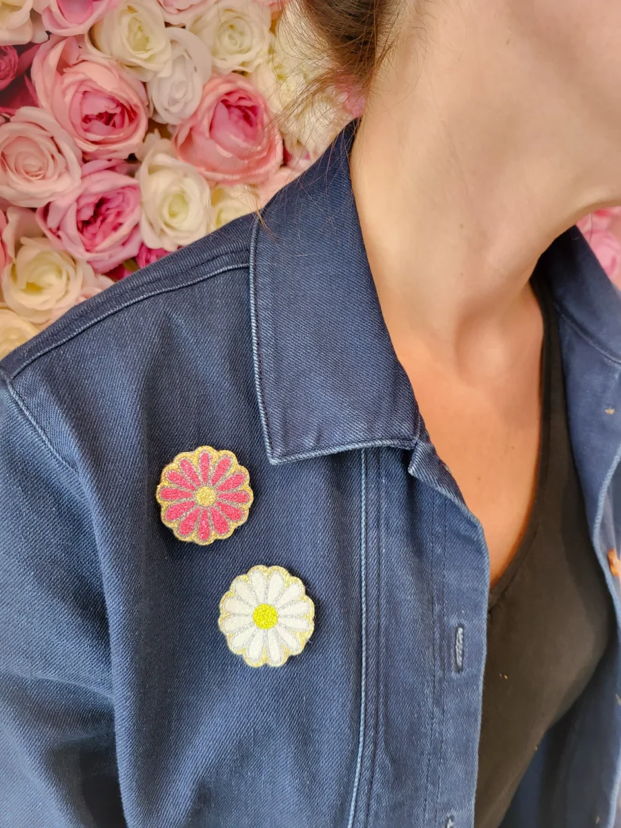 Magnifique Broche Fleur à Paillettes - Accessoire Tendance pour Mariage, EVJF, Témoin, Demoiselle d'Honneur et Plus - 24 Couleurs Disponibles – Image 3