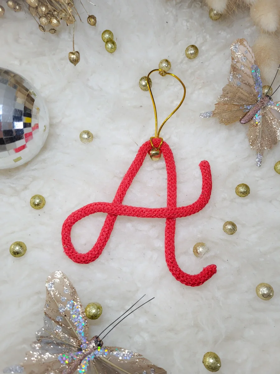 🎄 Décoration de Noël lettre tricotin personnalisée avec clochette dorée Un ornement poétique et fait main à Guérande pour un sapin unique et chaleureux – Image 7