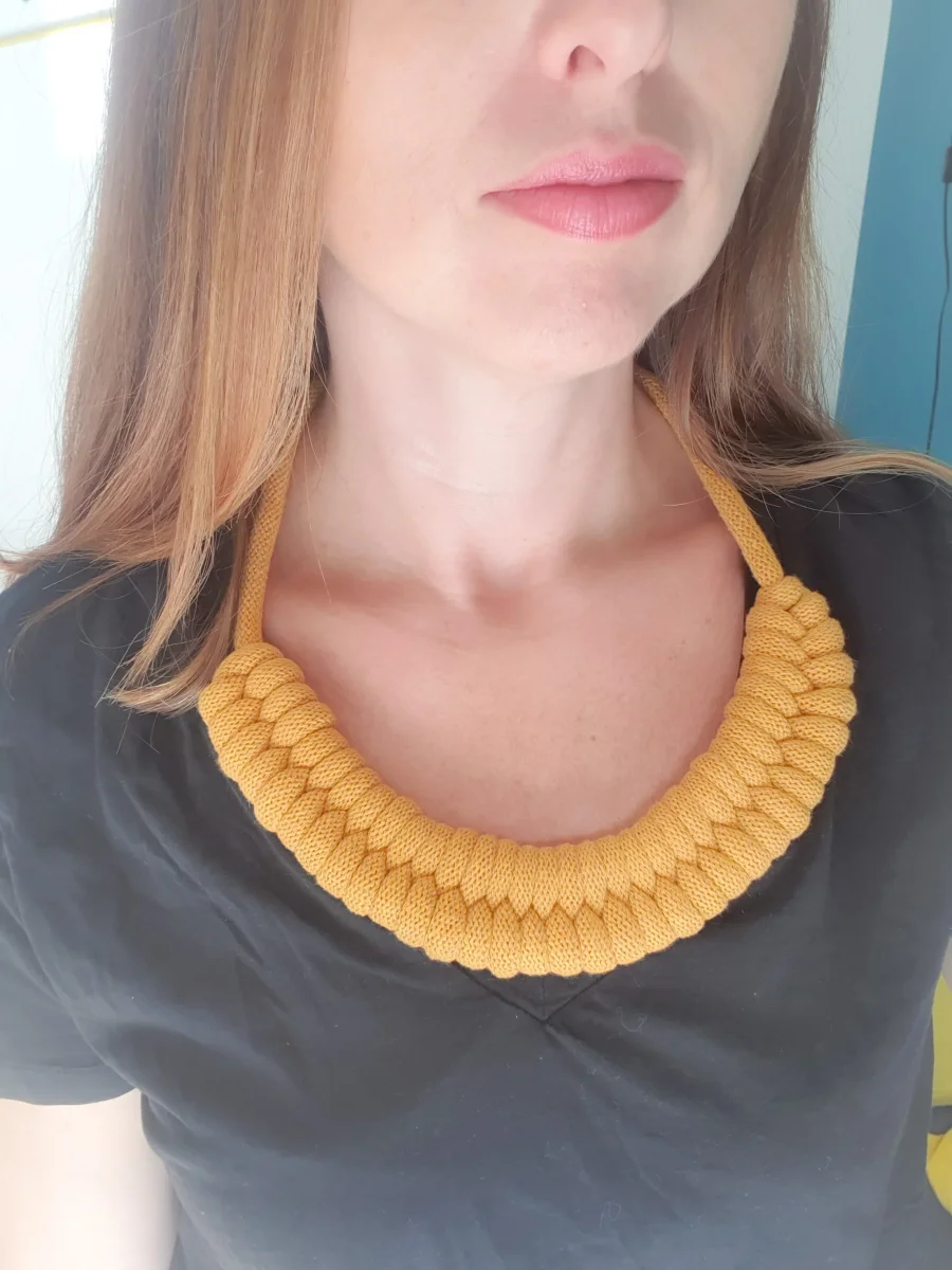 Collier corde coton noué épais plastron, bijou fantaisie, idée cadeau tendance macramé fait main noeud marin jaune moutarde – Image 2