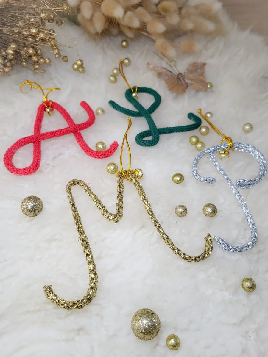 🎄 Décoration de Noël lettre tricotin personnalisée avec clochette dorée Un ornement poétique et fait main à Guérande pour un sapin unique et chaleureux – Image 8