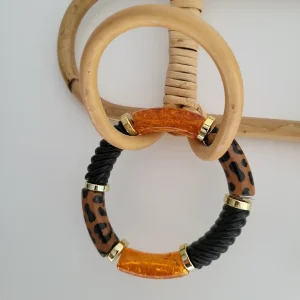 Bracelet léopard fait main – Bijou tendance imprimé animalier – Perles résine incurvées, tons terracotta, marron, orange, noir et doré