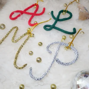 🎄 Décoration de Noël lettre tricotin personnalisée avec clochette dorée  Un ornement poétique et fait main à Guérande pour un sapin unique et chaleureux