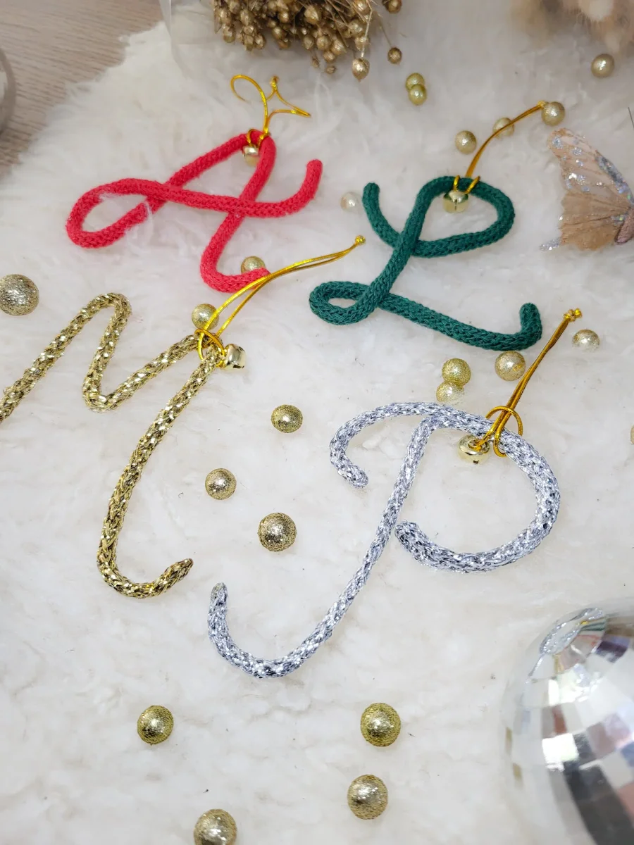 🎄 Décoration de Noël lettre tricotin personnalisée avec clochette dorée Un ornement poétique et fait main à Guérande pour un sapin unique et chaleureux