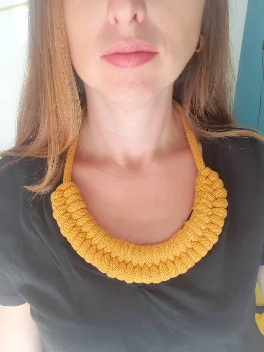 Collier corde coton noué épais plastron, bijou fantaisie, idée cadeau tendance macramé fait main noeud marin jaune moutarde – Image 6