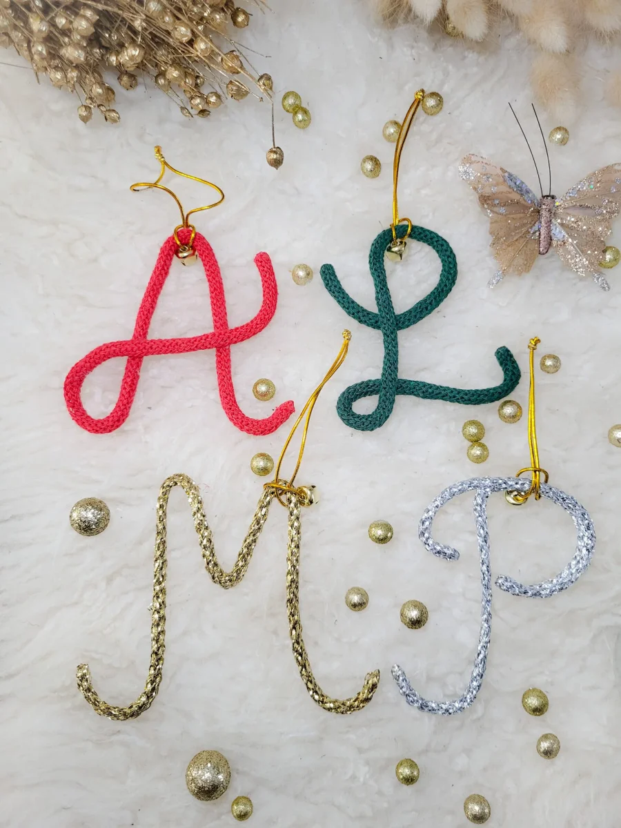 🎄 Décoration de Noël lettre tricotin personnalisée avec clochette dorée Un ornement poétique et fait main à Guérande pour un sapin unique et chaleureux – Image 4