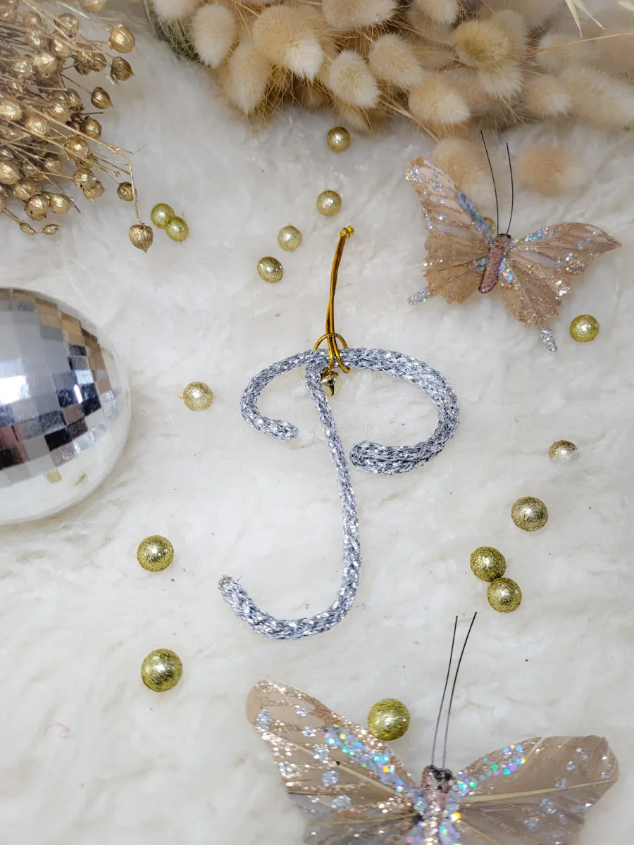 🎄 Décoration de Noël lettre tricotin personnalisée avec clochette dorée Un ornement poétique et fait main à Guérande pour un sapin unique et chaleureux – Image 5